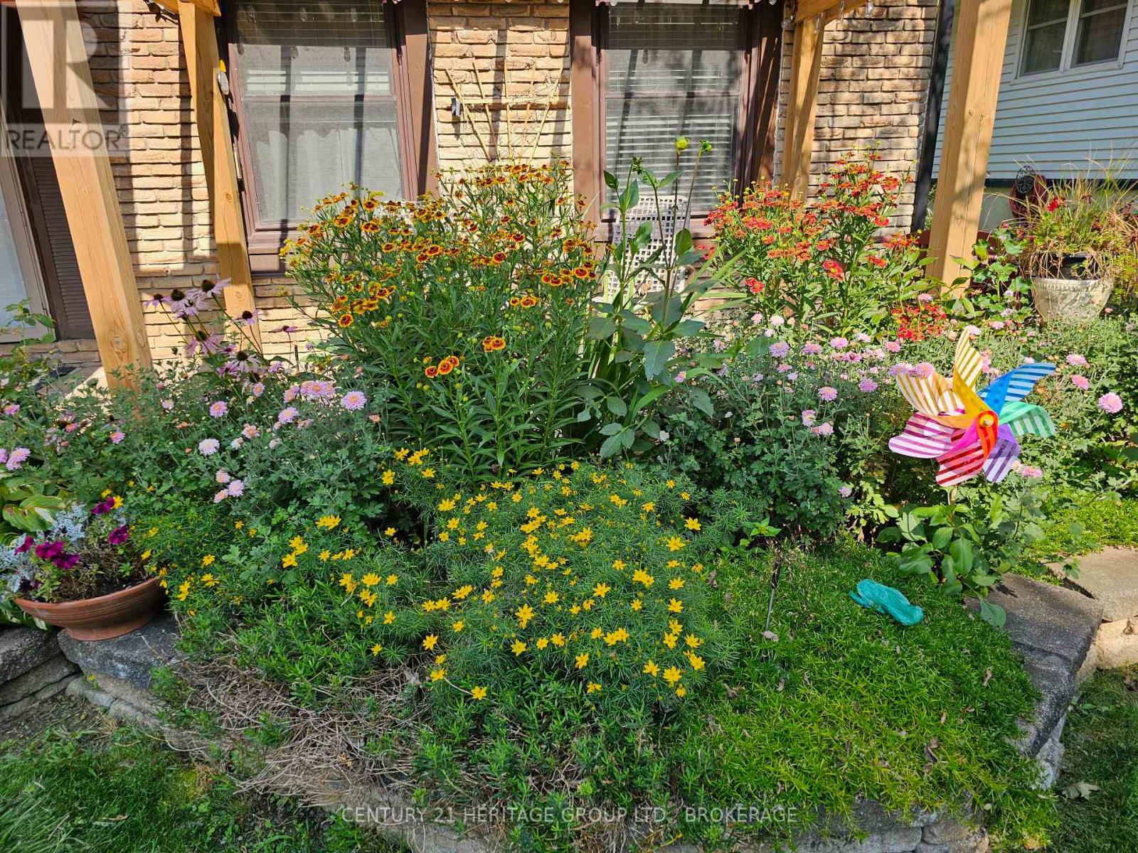 205 KEEWATIN STREET — photo 45
