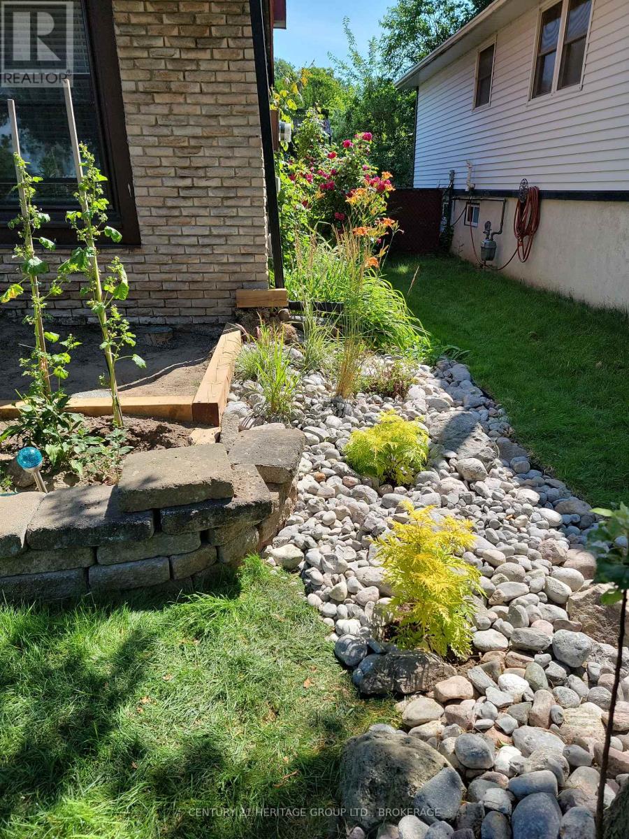 205 KEEWATIN STREET — photo 44