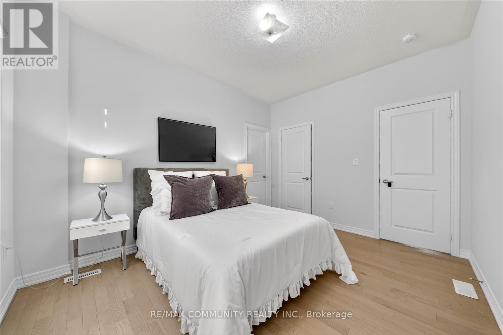 5 THELMA DRIVE - 34