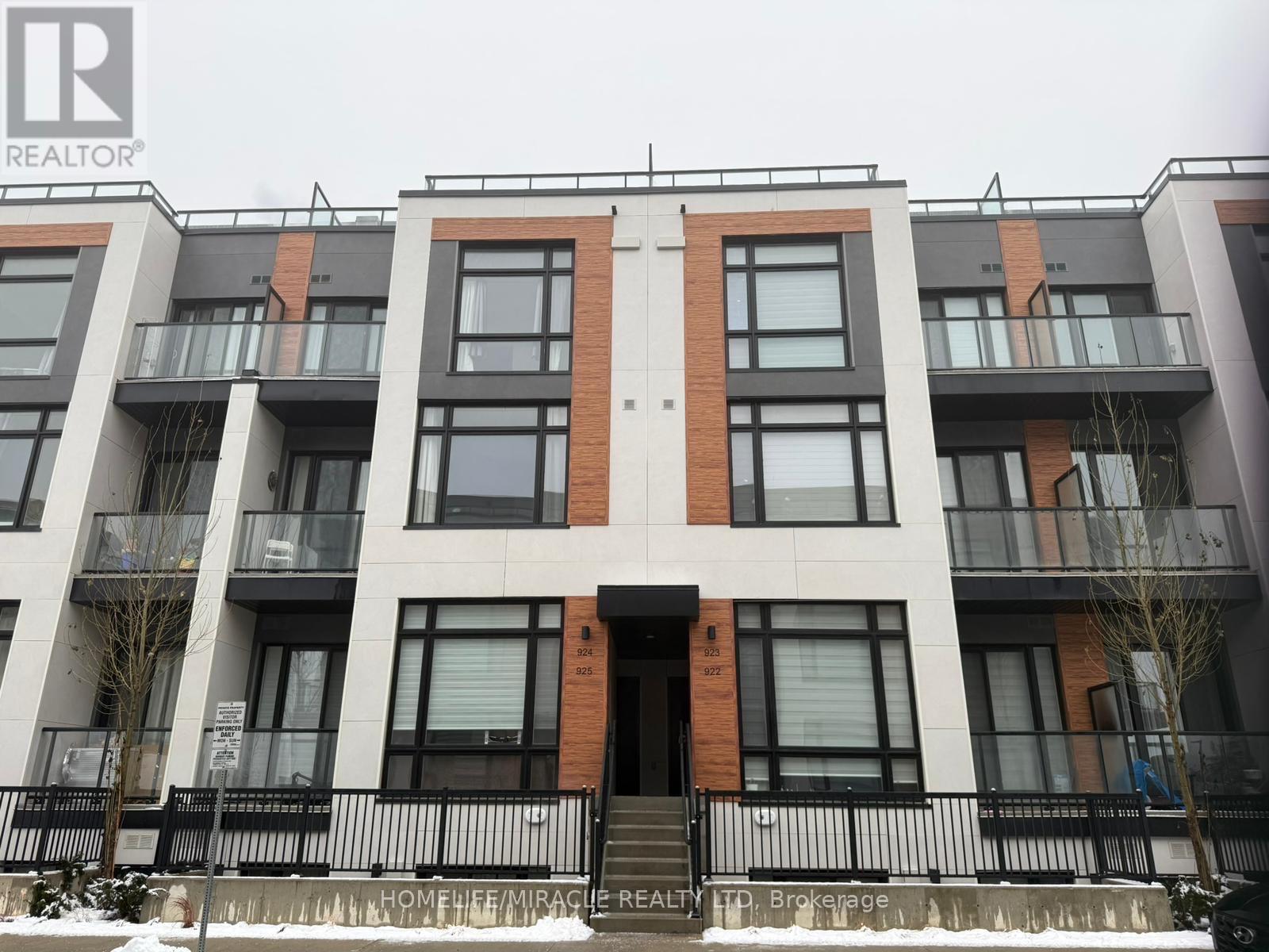 924 - 2 STECKLEY HOUSE LANE