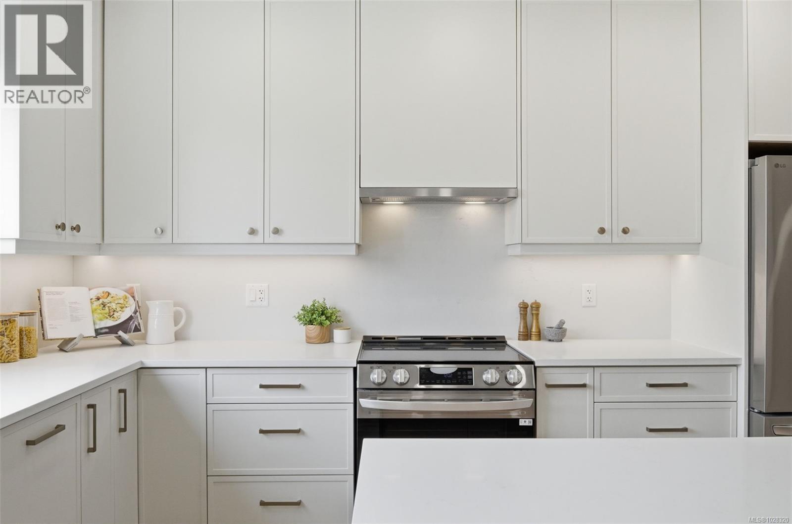 2 621 Broadway Street, Saanich