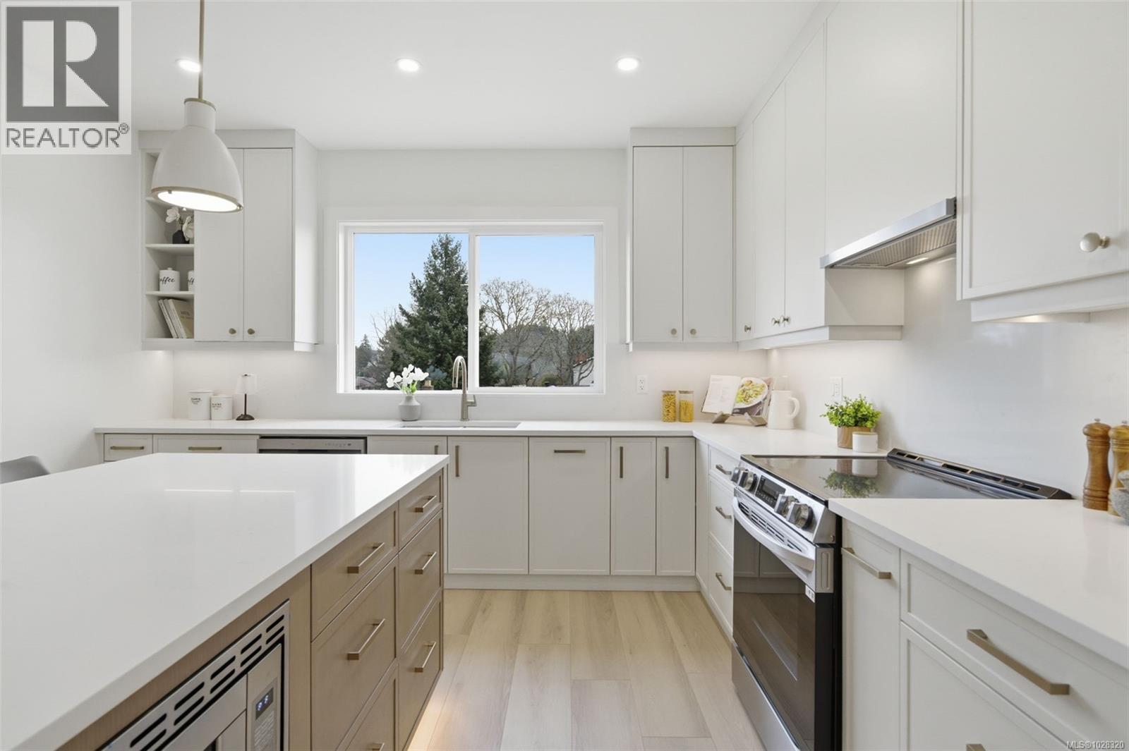 2 621 Broadway Street, Saanich