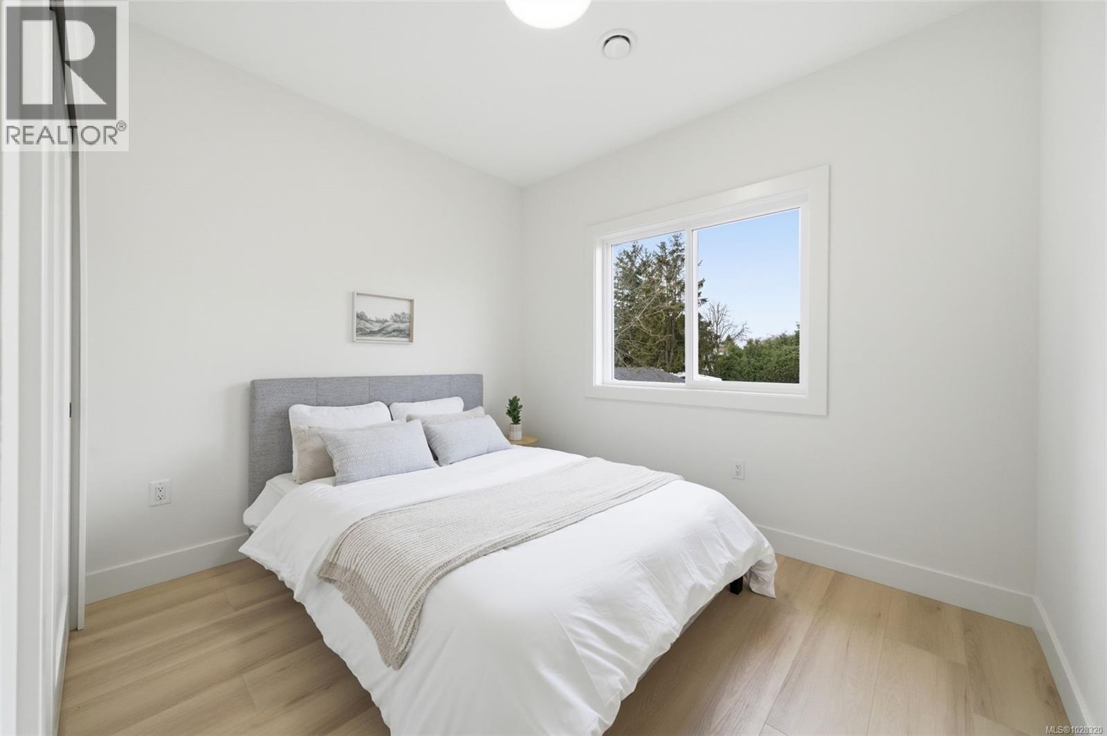 2 621 Broadway Street, Saanich