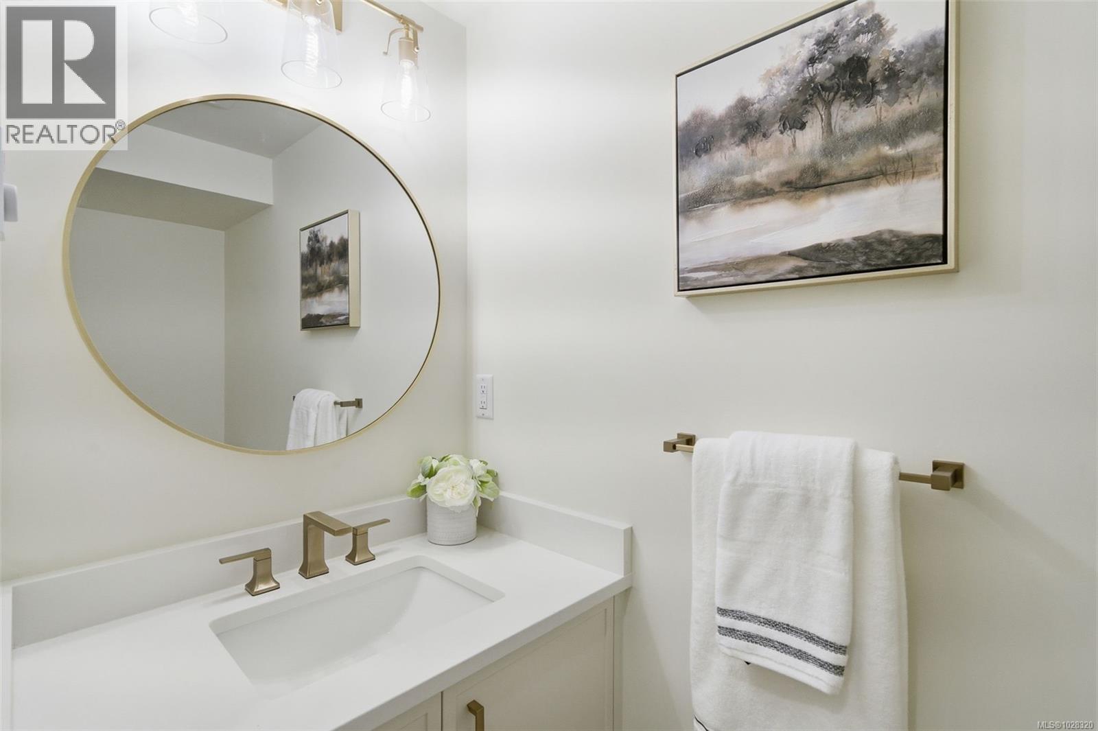 2 621 Broadway Street, Saanich