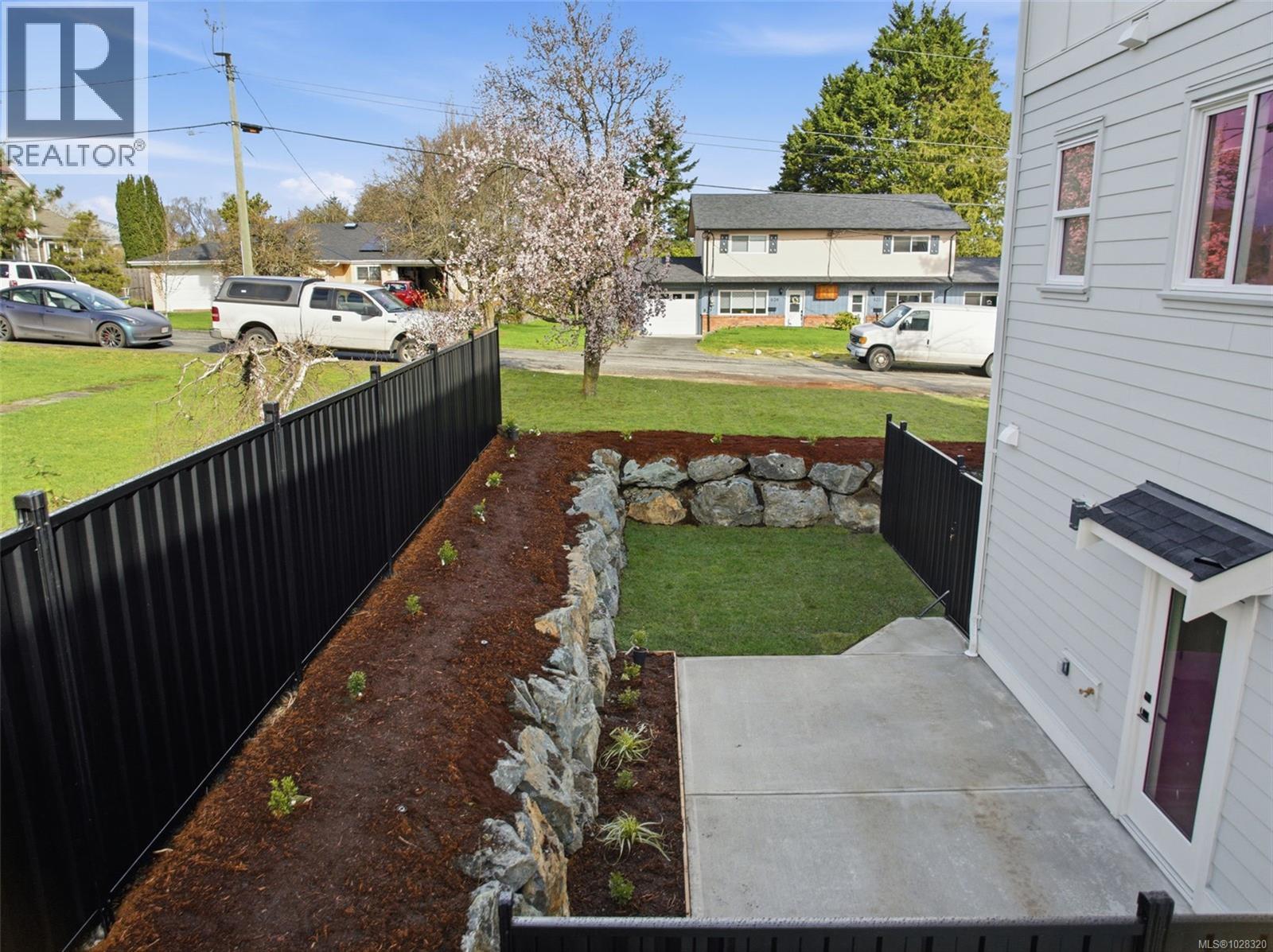 2 621 Broadway Street, Saanich