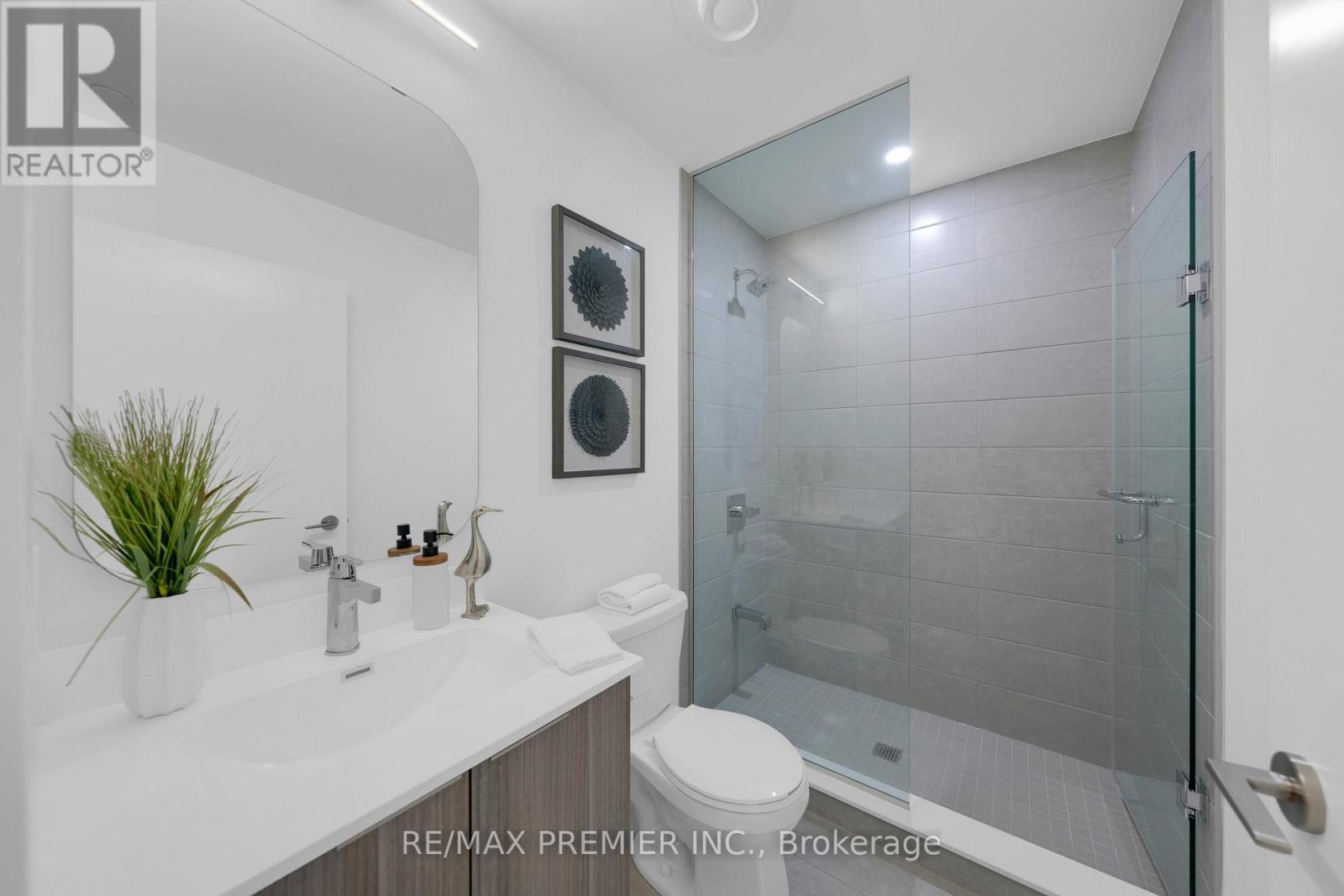 #332 15 RICHARDSON STREET - 18