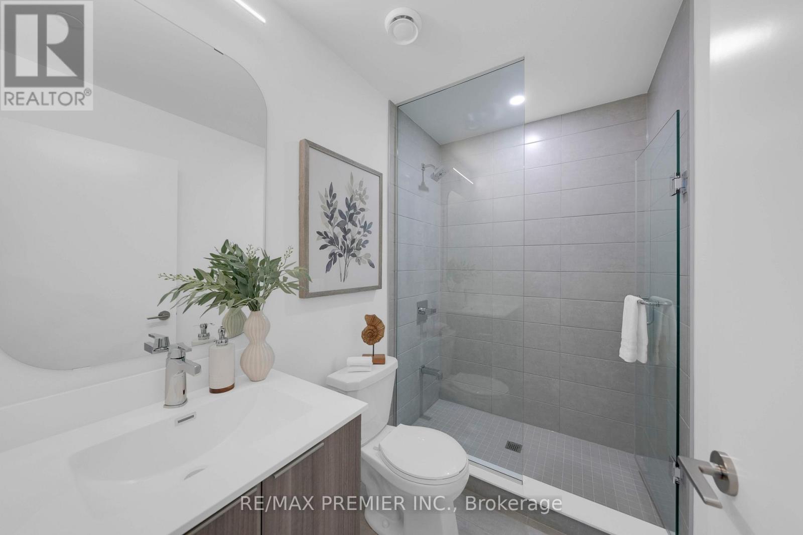 #332 15 RICHARDSON STREET - 28