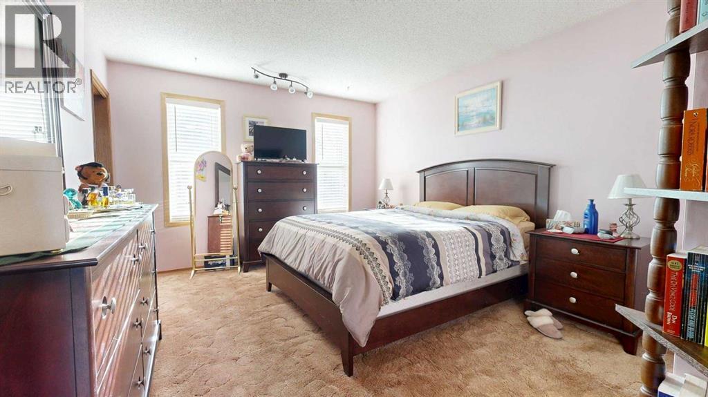 Single Family House 4 Level for Sale in  Leaside Avenue S Glendale Lethbridge 