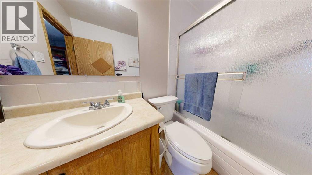 Single Family House 4 Level for Sale in  Leaside Avenue S Glendale Lethbridge 