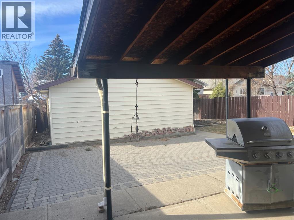 Single Family House 4 Level for Sale in  Leaside Avenue S Glendale Lethbridge 