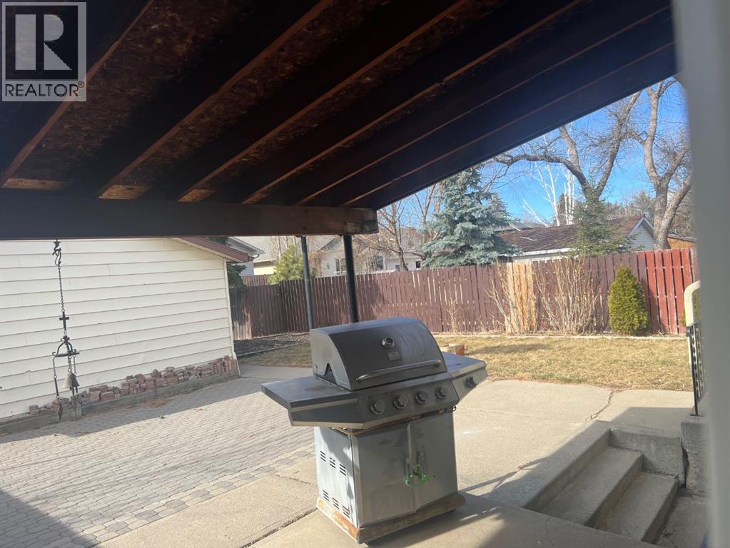 Single Family House 4 Level for Sale in  Leaside Avenue S Glendale Lethbridge 