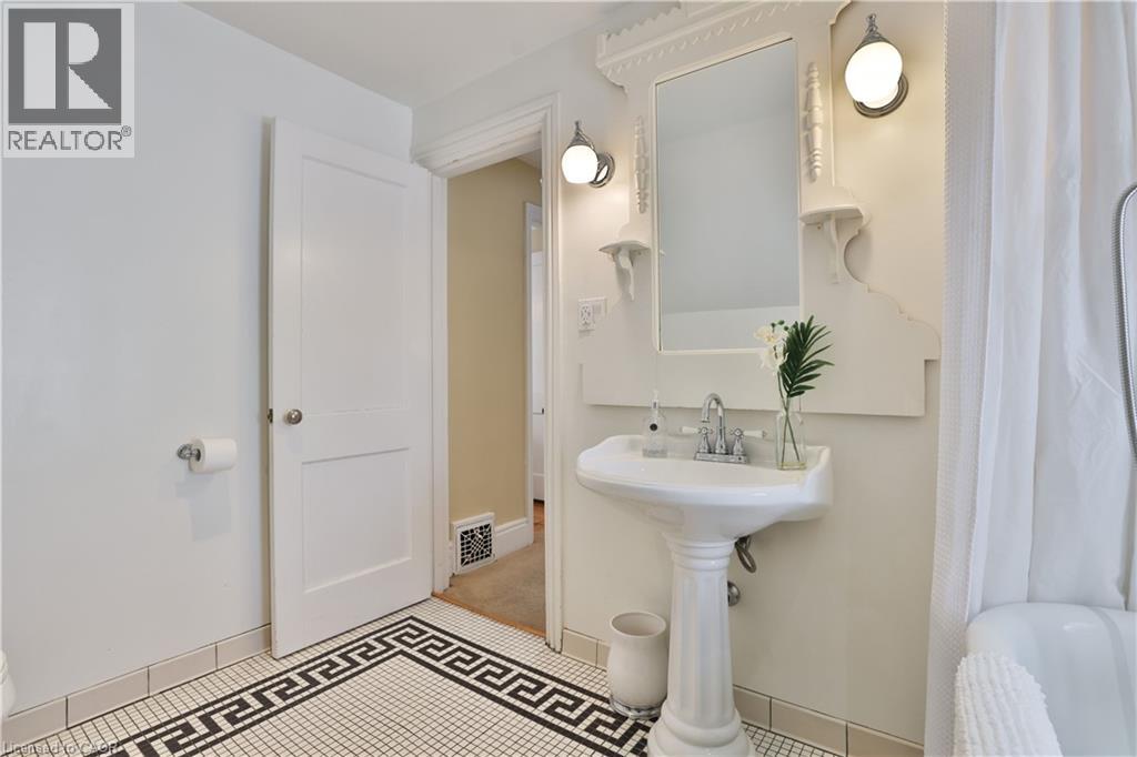 455 NELSON Avenue, Burlington, Ontario