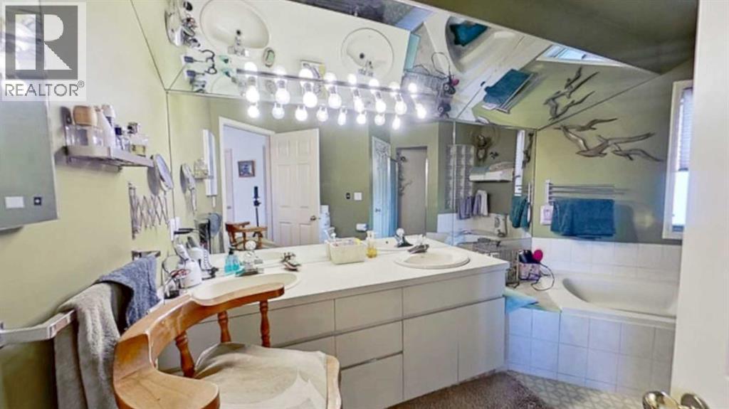 Single Family House for Sale in  Westmount Road NW West Hillhurst Calgary 