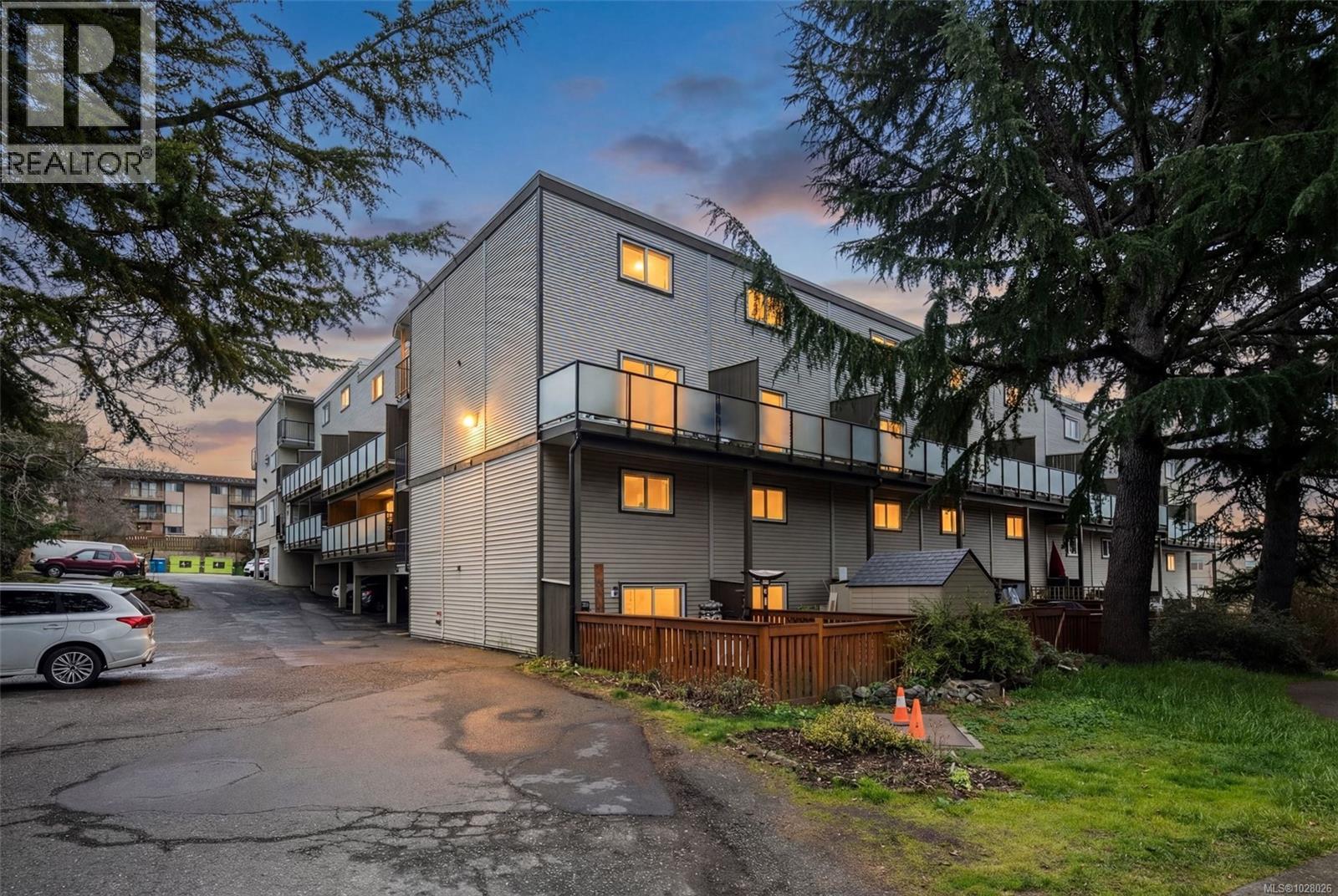 #207 991 Cloverdale Ave - 1