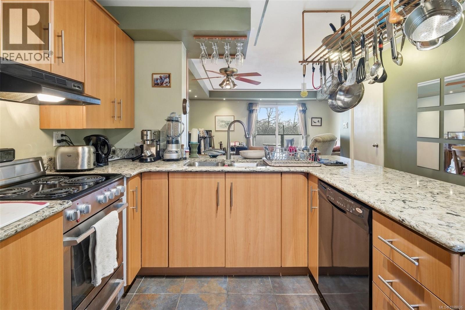 #207 991 CLOVERDALE AVE - 10