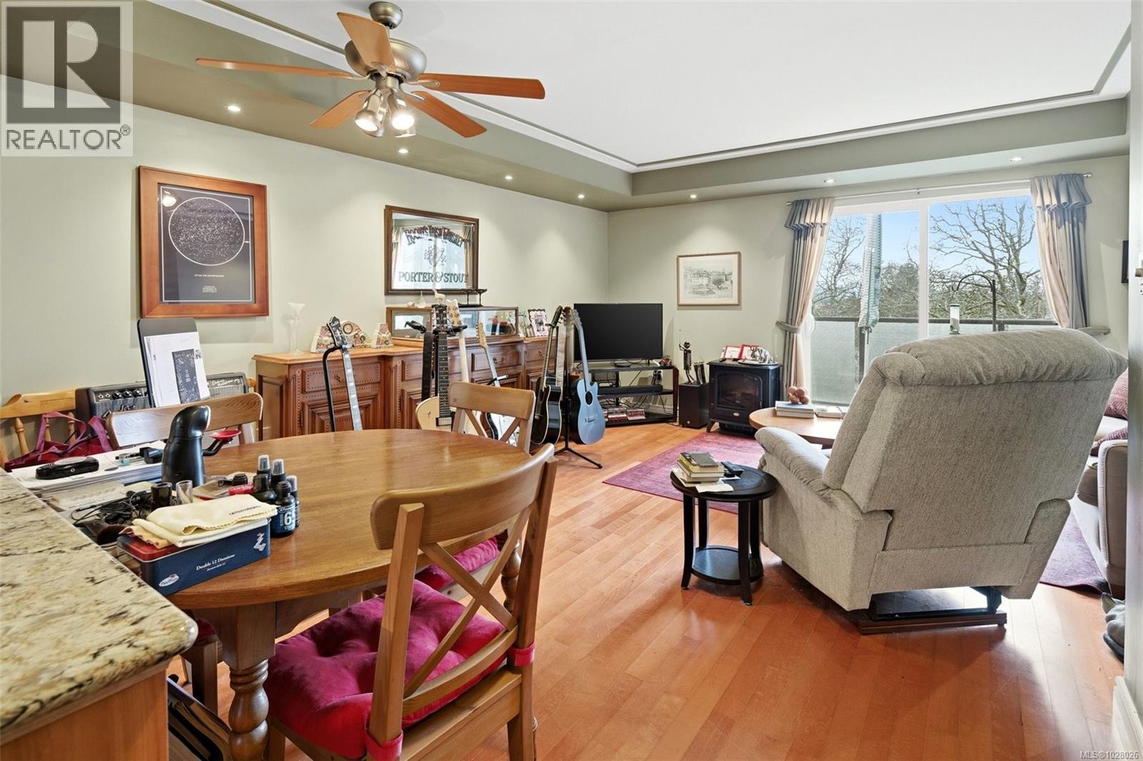 #207 991 Cloverdale Ave - 11