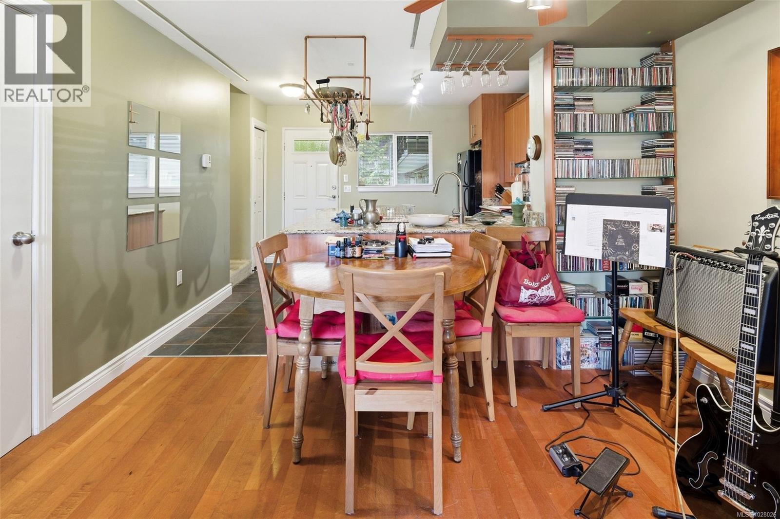 #207 991 CLOVERDALE AVE - 12