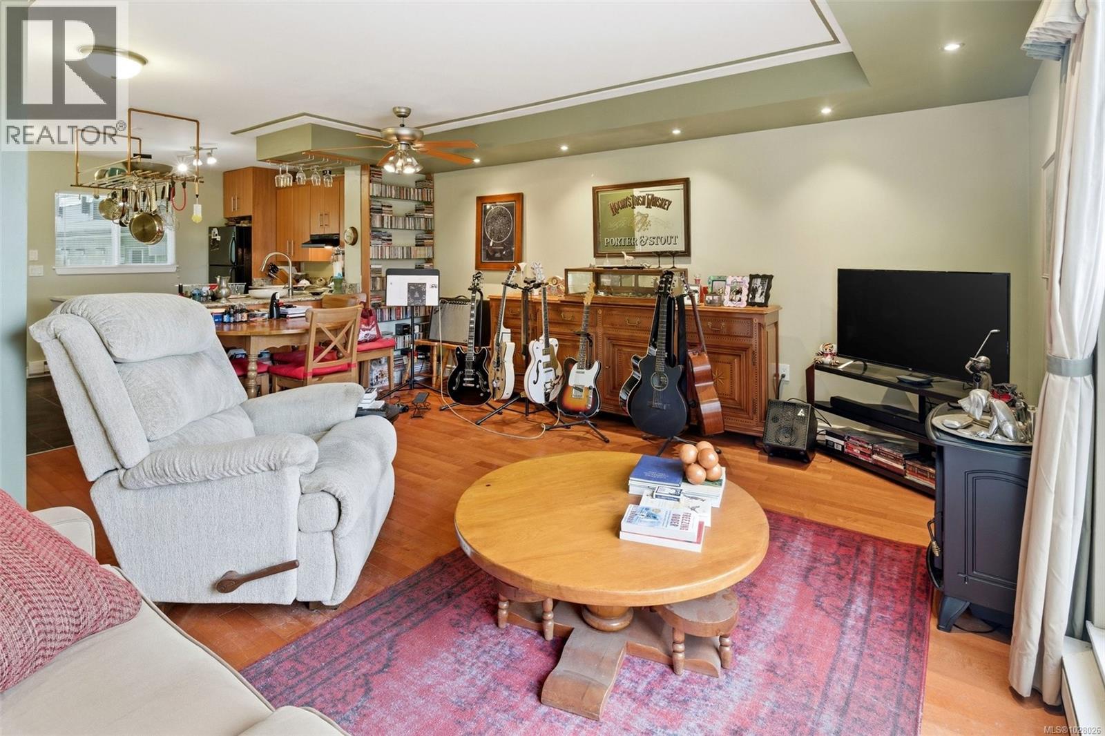 #207 991 Cloverdale Ave - 16