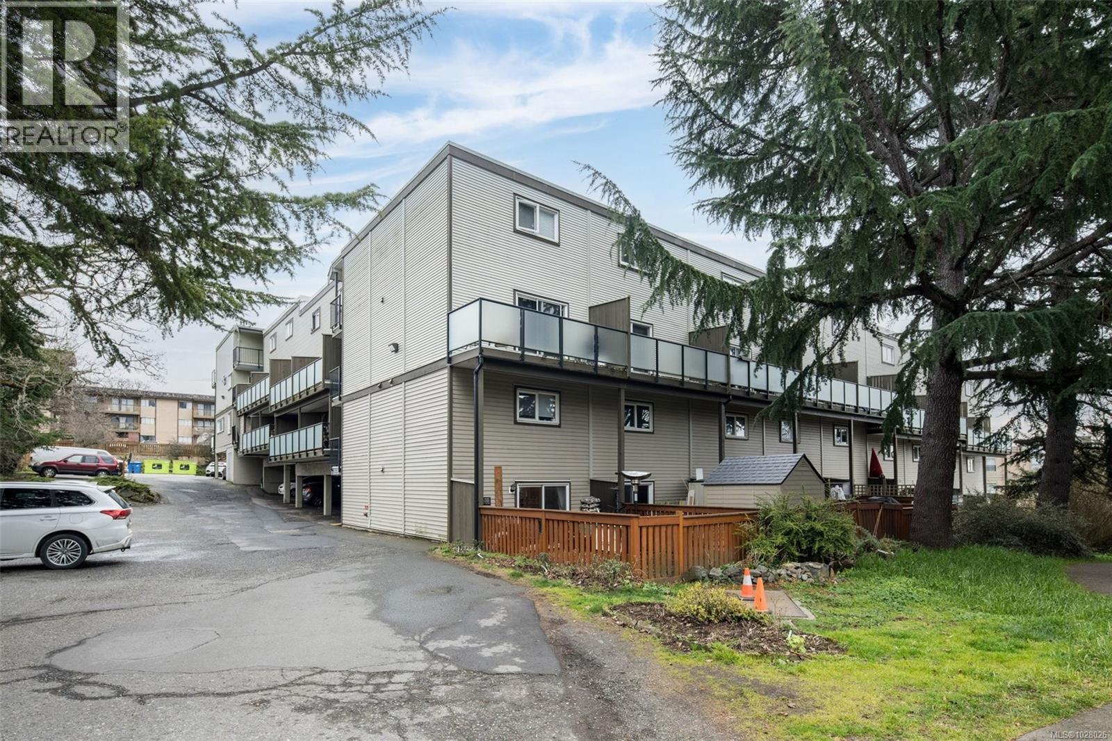 #207 991 Cloverdale Ave - 2
