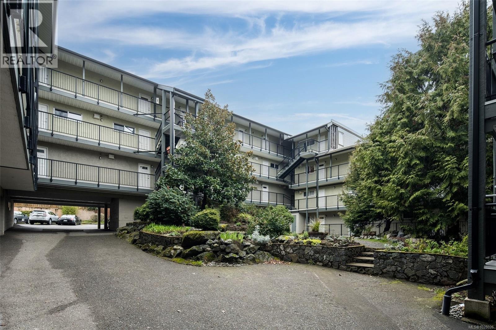 #207 991 Cloverdale Ave - 3