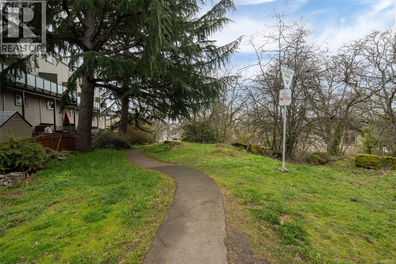 #207 991 Cloverdale Ave - 4