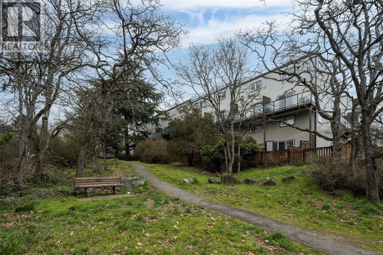 #207 991 Cloverdale Ave - 5