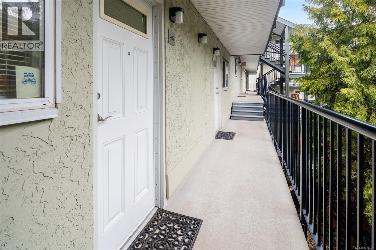#207 991 Cloverdale Ave - 6