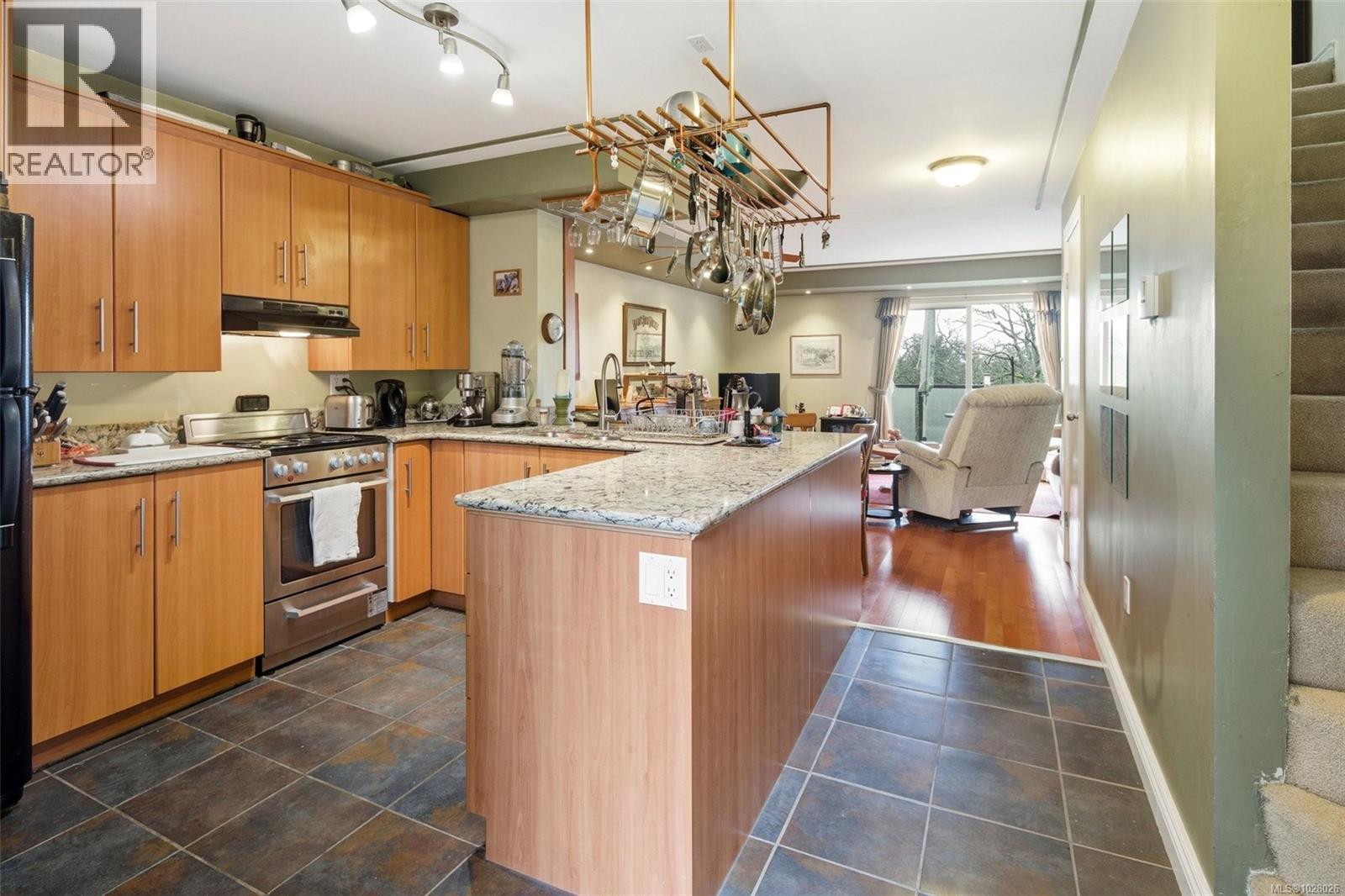 #207 991 CLOVERDALE AVE - 8