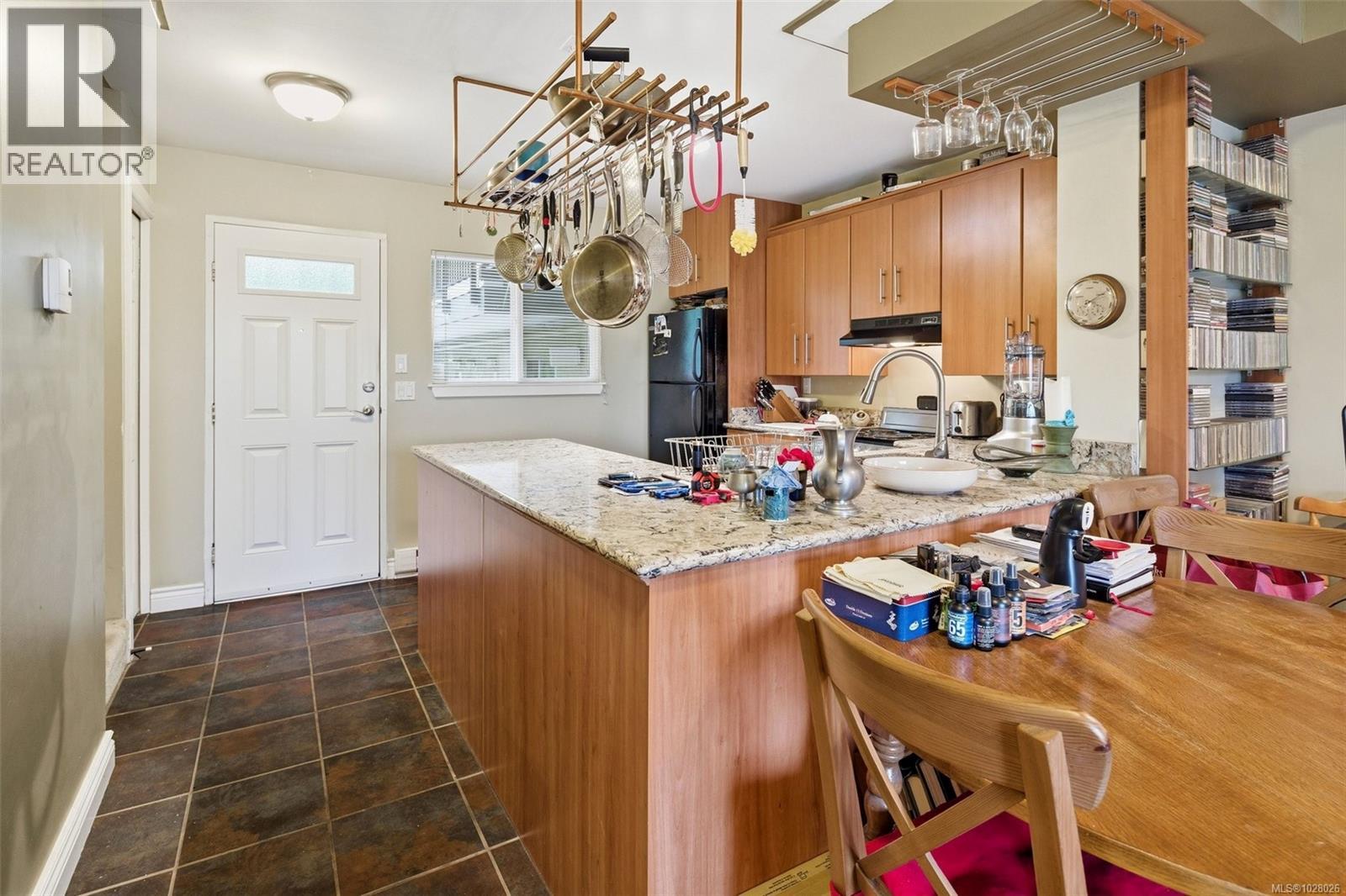 #207 991 CLOVERDALE AVE - 9