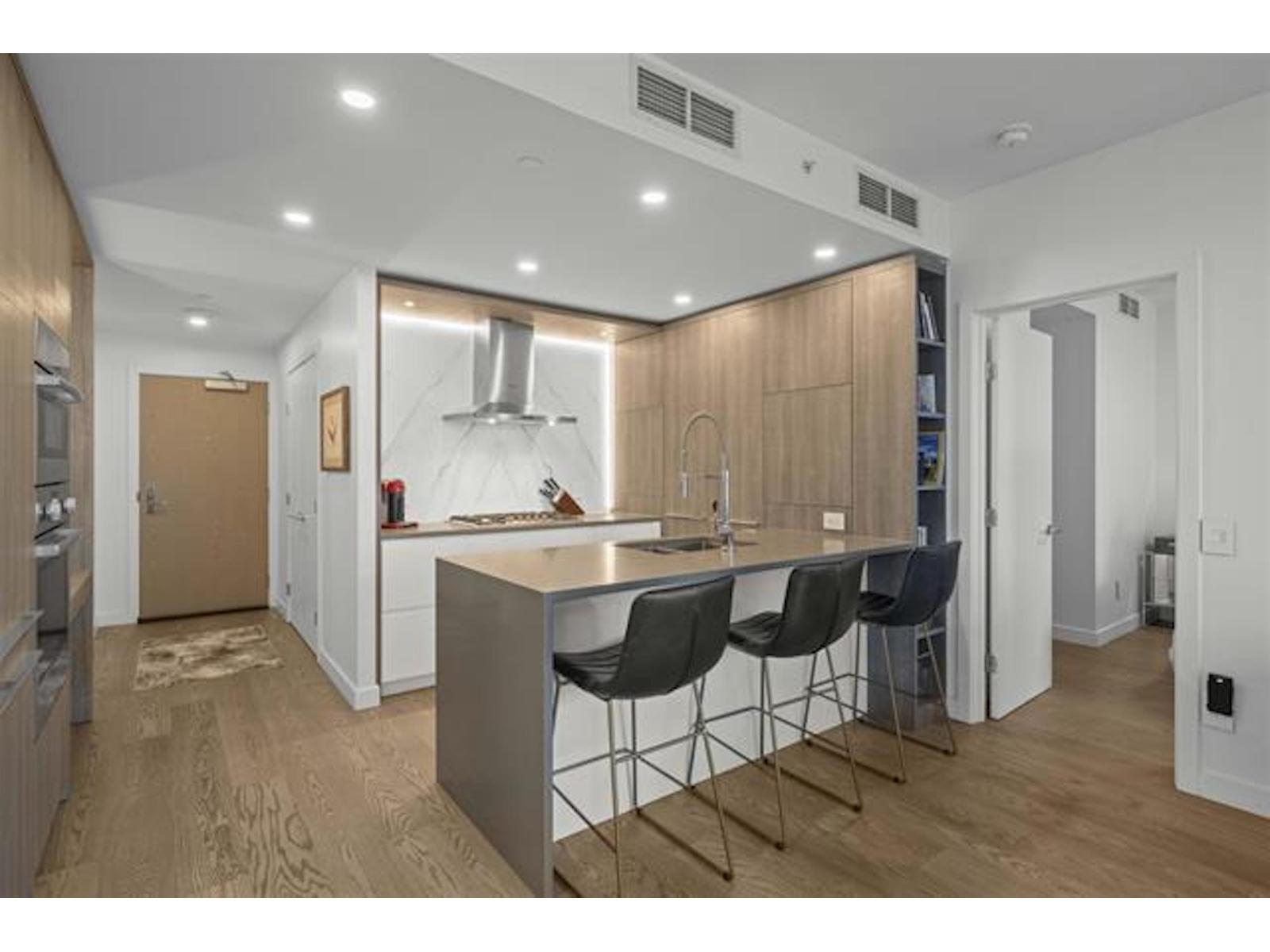 501 15165 THRIFT Avenue - main photo