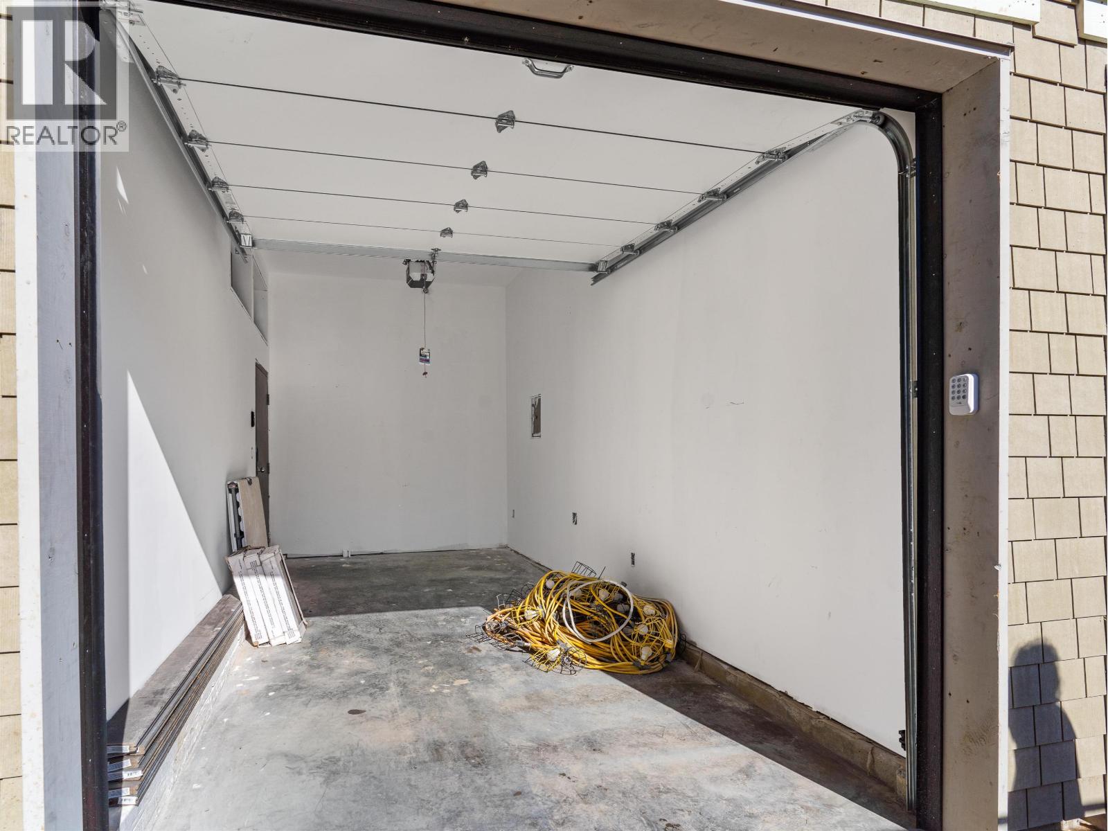 2568 W 2ND AVENUE, Vancouver