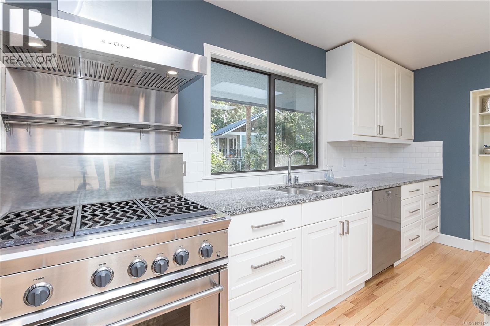 2660 MACDONALD DR E - 12