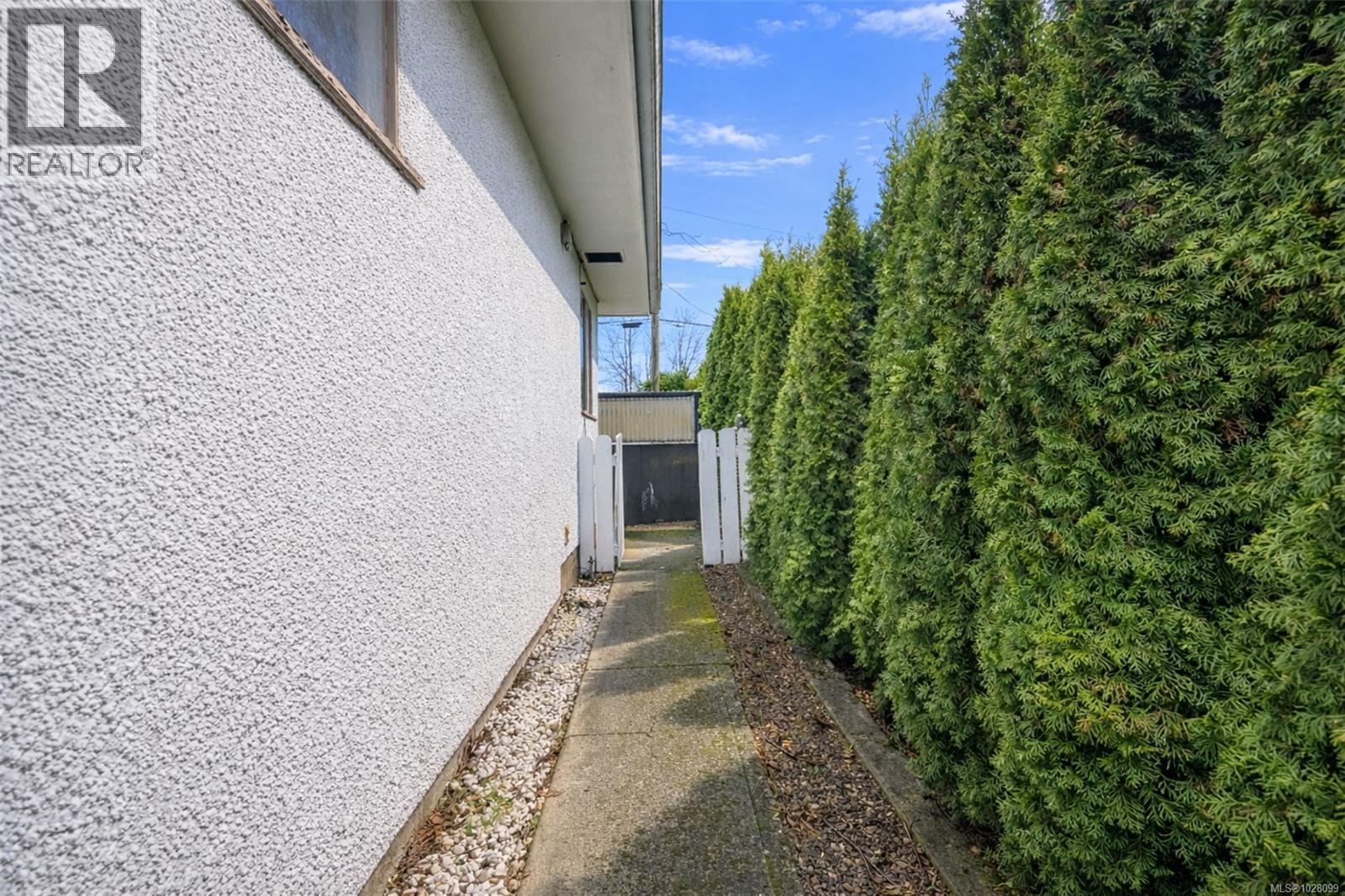 3313 ROLSTON CRES - 35