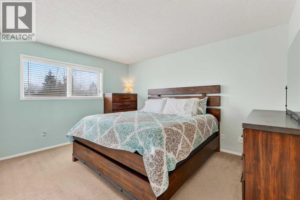 Single Family House 4 Level for Sale in  Deersaxon Circle SE Deer Run Calgary 