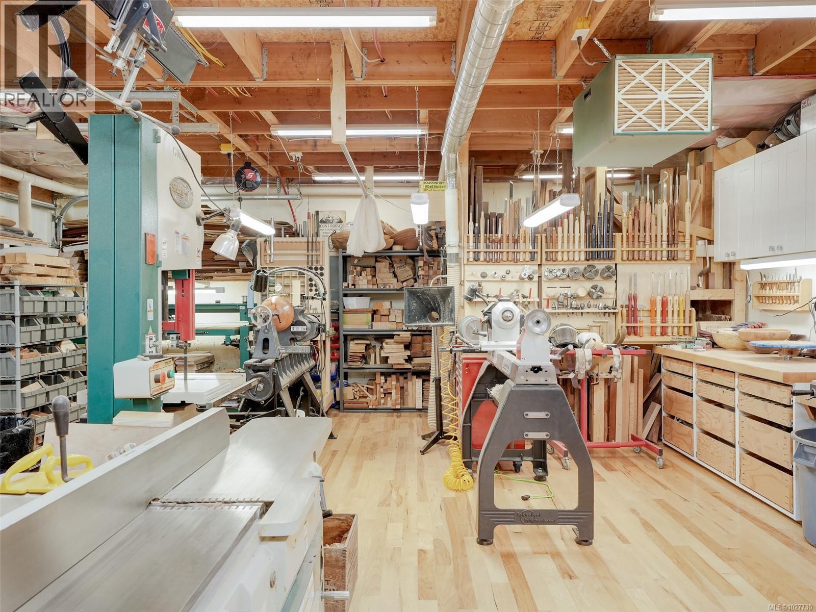 6583 Wallace Dr, Central Saanich