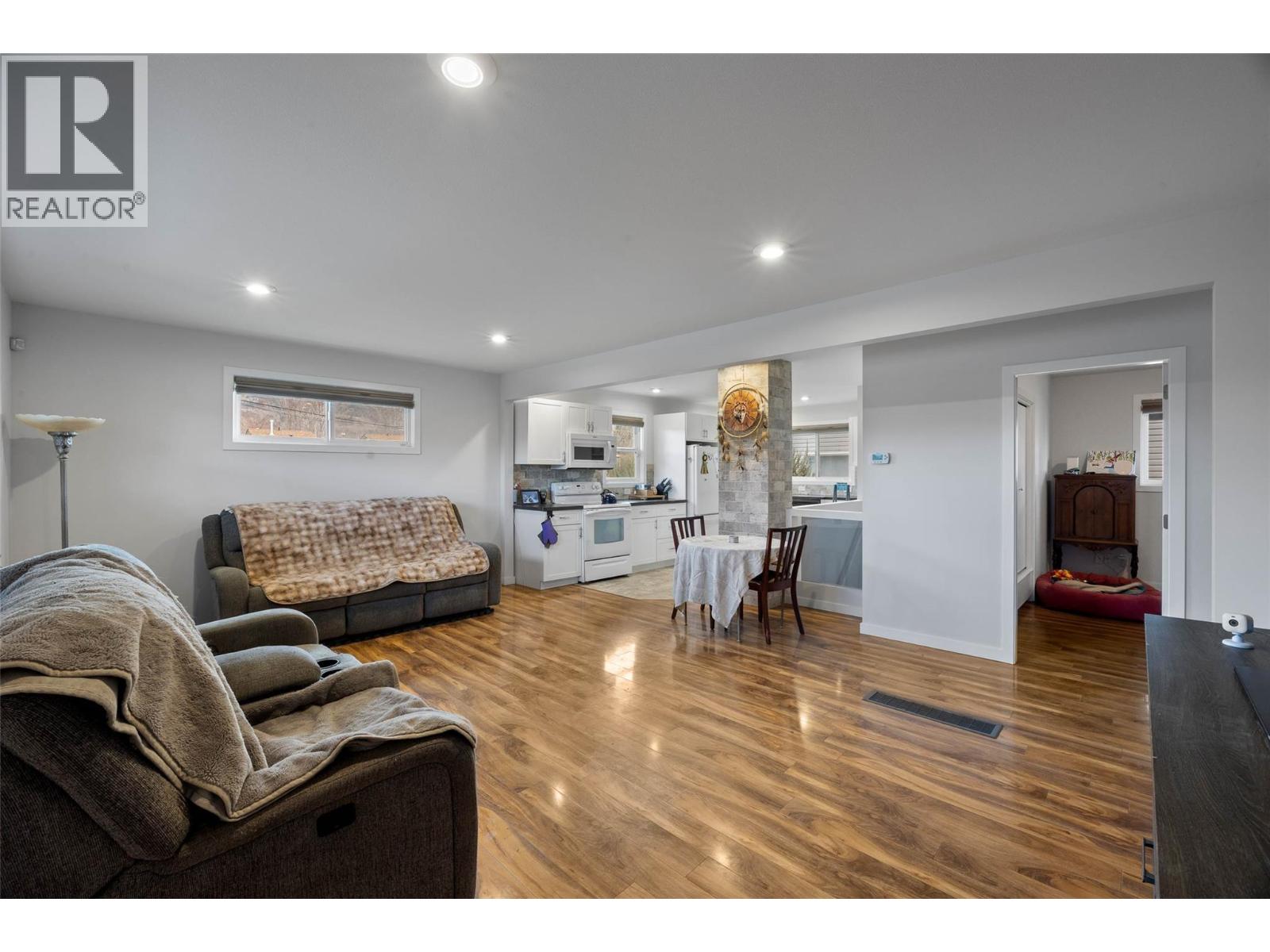 862 DESMOND STREET - 4