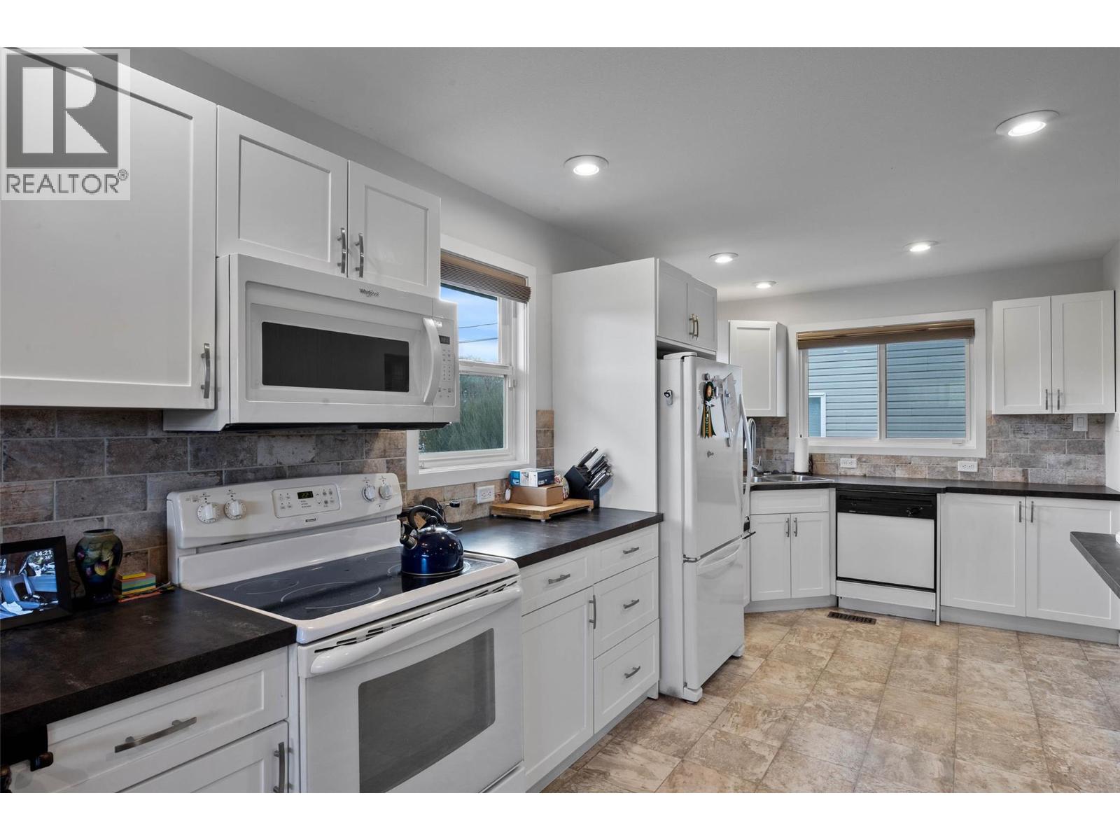 862 DESMOND STREET - 7