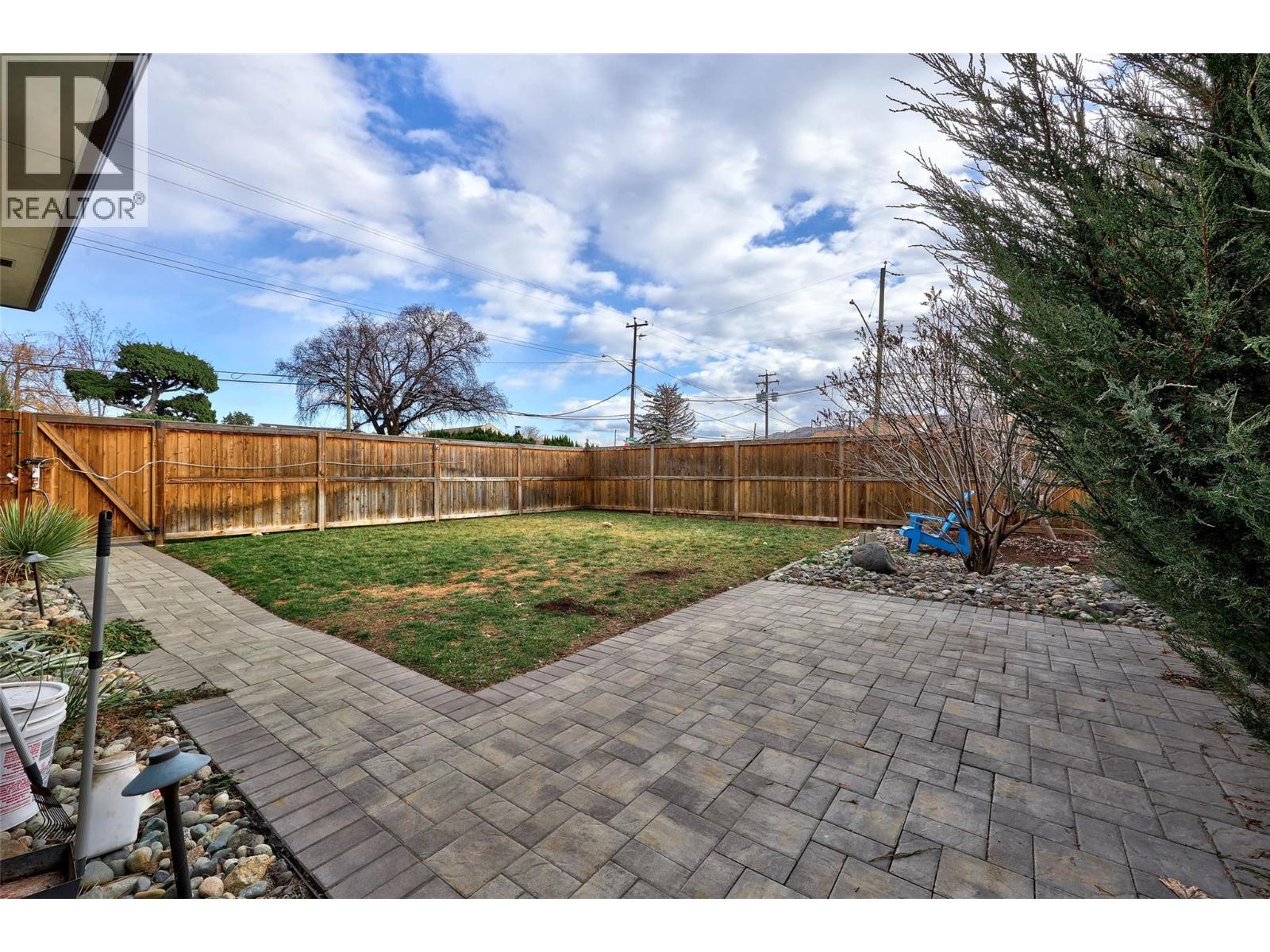 862 DESMOND Street - 25