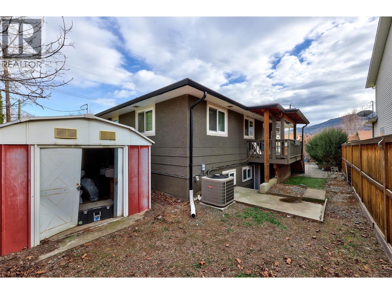 862 DESMOND Street - 28