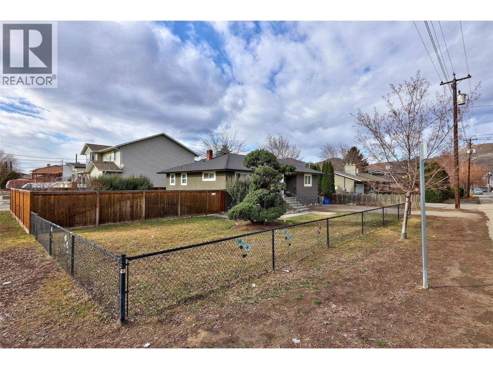 862 DESMOND Street - 3