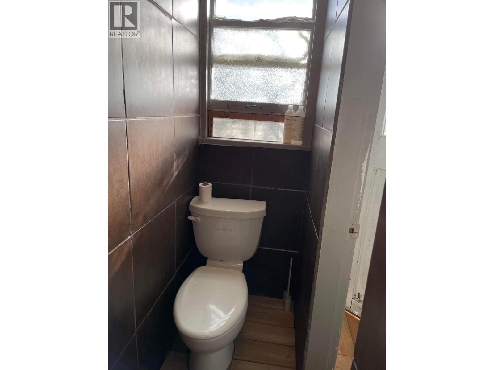 9704 JULIA Street, Summerland