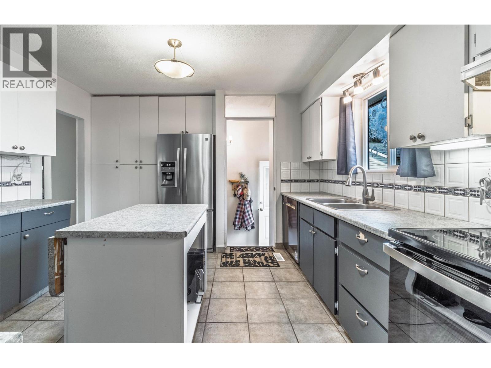 520 3RD Avenue, Keremeos