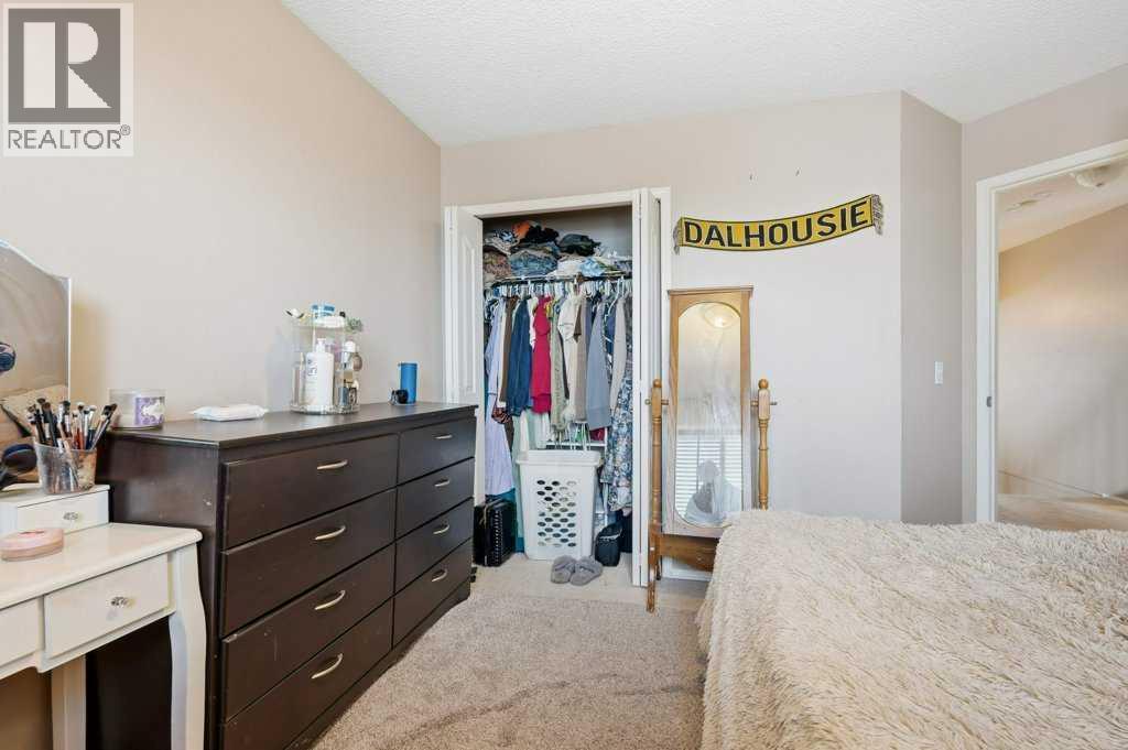 
          75 Somerset Manor Southwest
            <br/>
            <span>Calgary</span>
            , 
            <span>AB</span>
             <span>T2Y3V7</span>
         - Photo 33