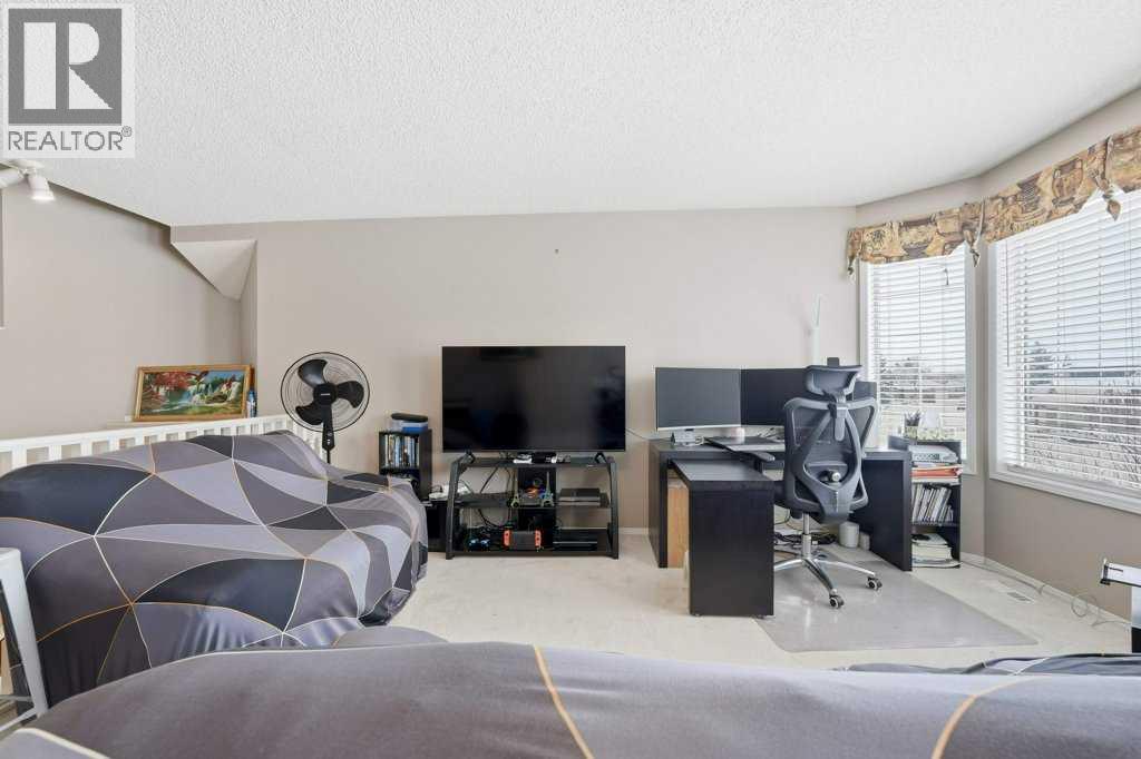 
          75 Somerset Manor Southwest
            <br/>
            <span>Calgary</span>
            , 
            <span>AB</span>
             <span>T2Y3V7</span>
         - Photo 23