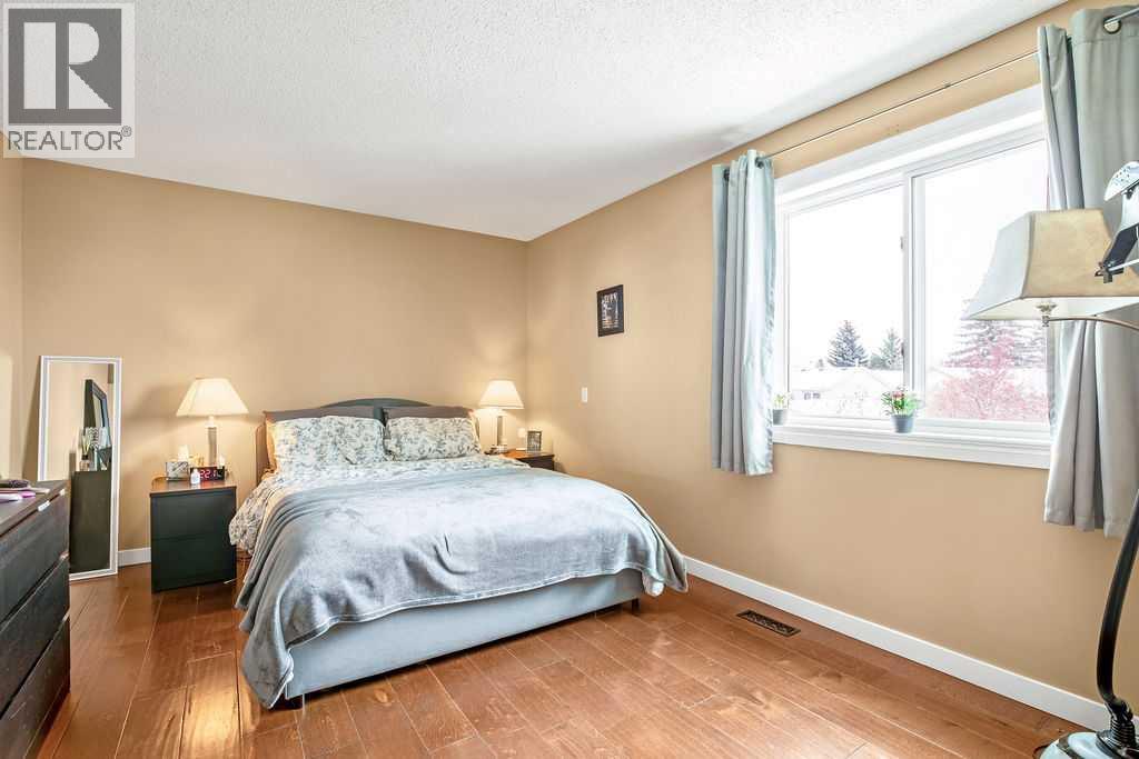 Single Family House for Sale in  Woodglen Grove SW Woodbine Calgary 