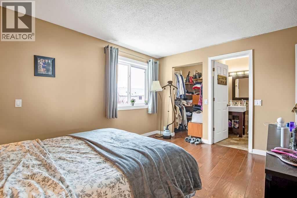 Single Family House for Sale in  Woodglen Grove SW Woodbine Calgary 