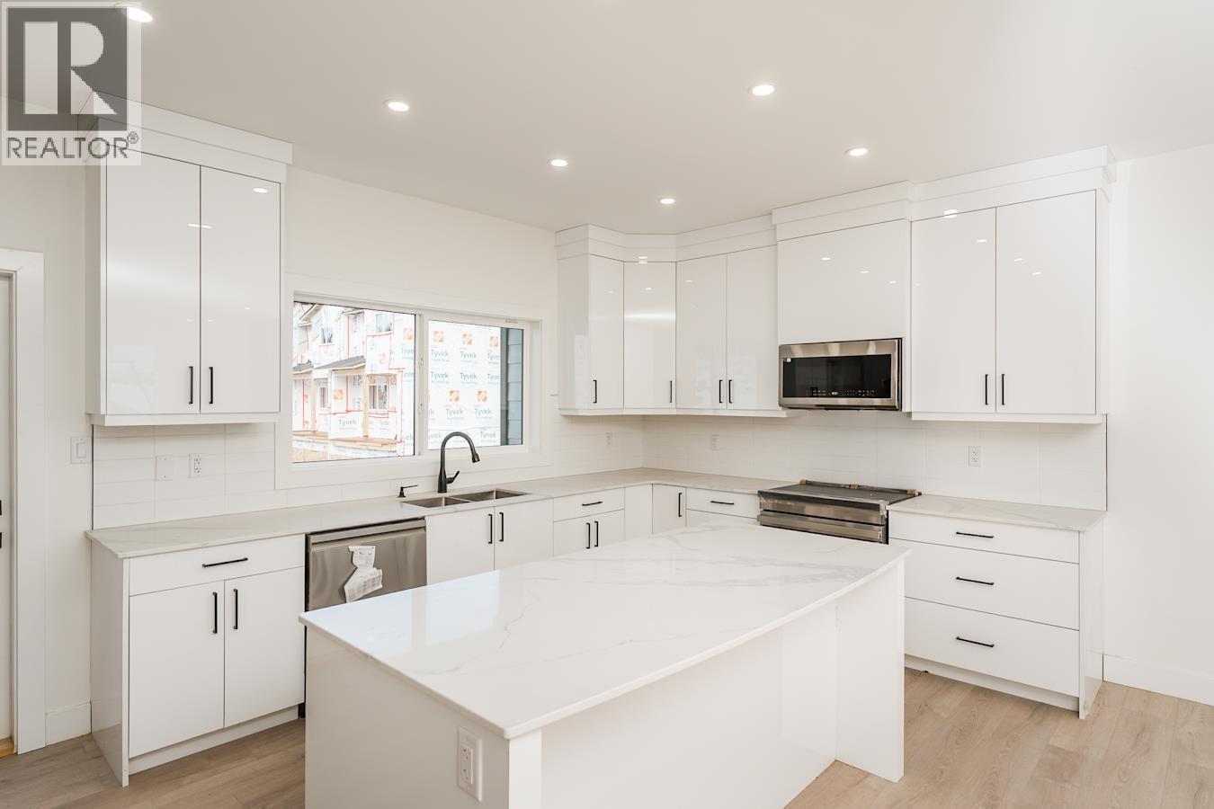 204 2395 ROWE STREET, Prince George