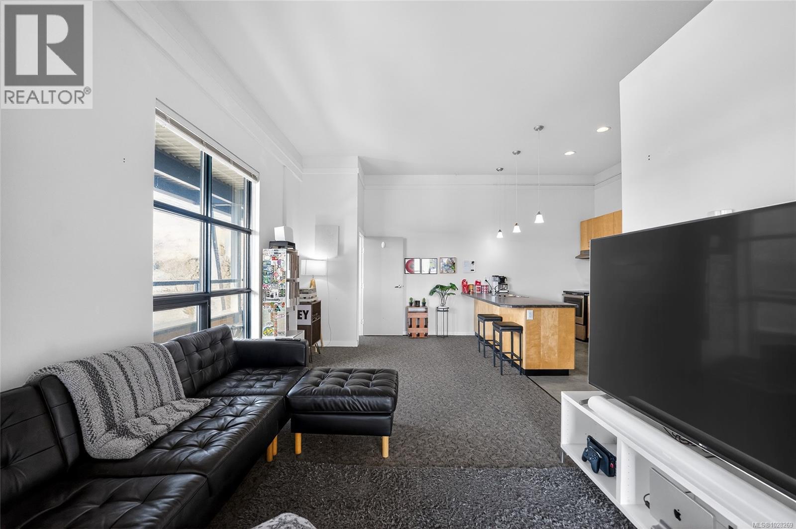 #304 1801 BOWEN RD - 18