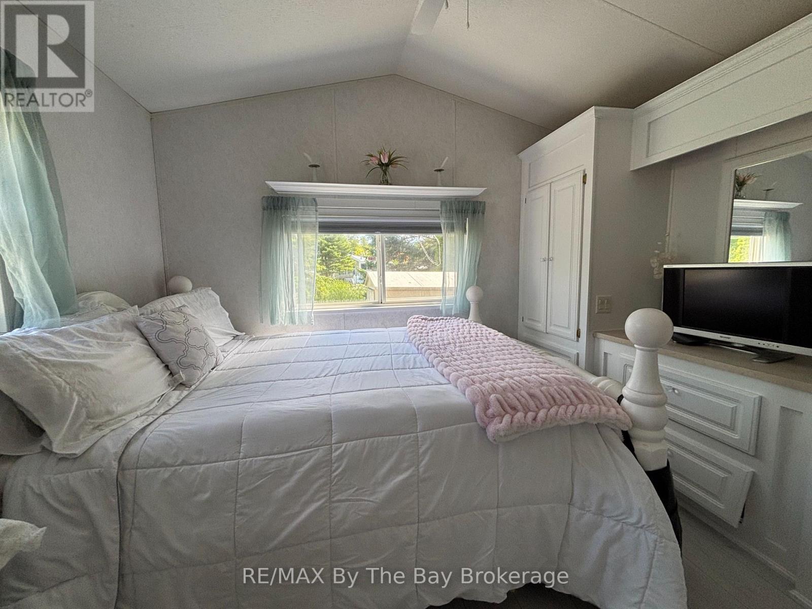 15 HURON CIRCLE - 16