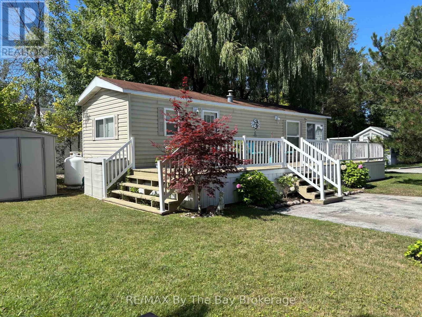15 HURON CIRCLE - 1